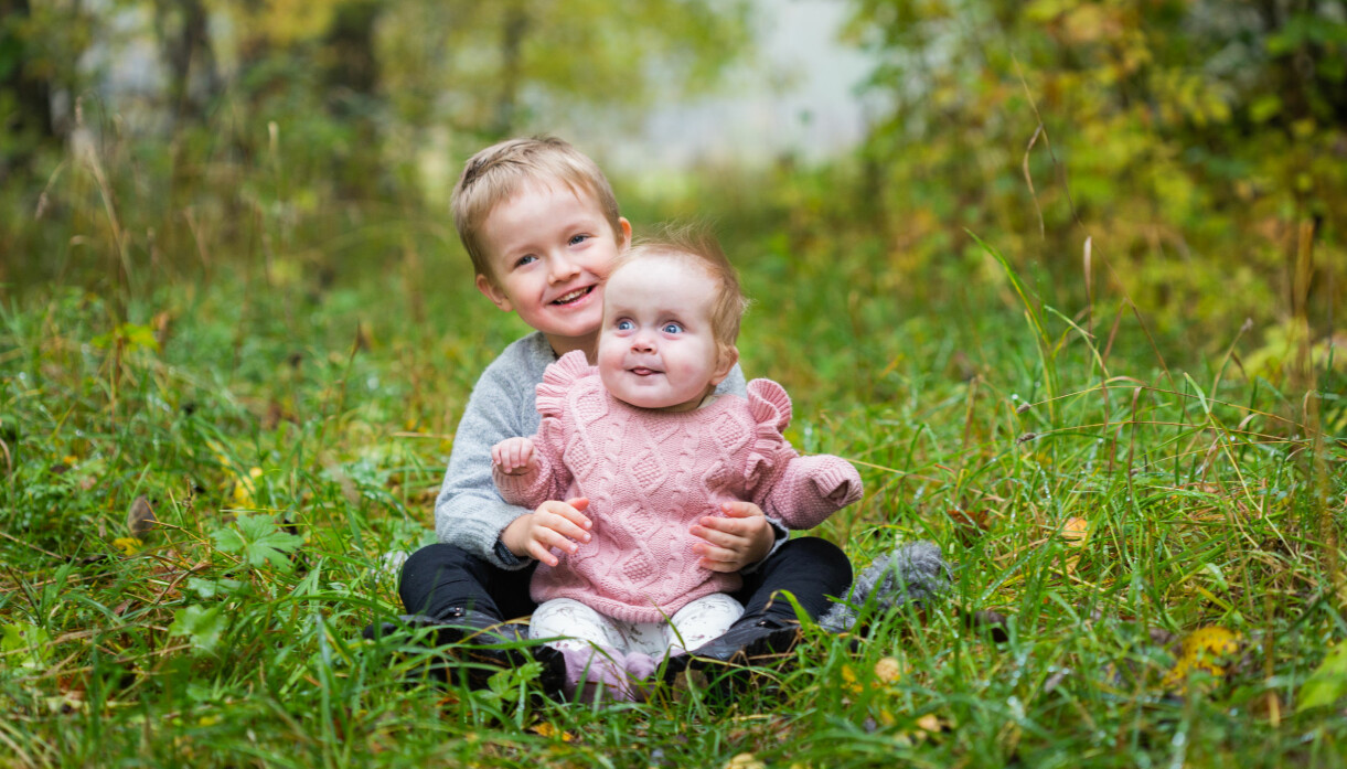 Lova med storebror Lucas precis när hon opererat in knappen på magen. Foto: Studio Li Lova och Lucas, Lova som överlevde hjartsjukdomen