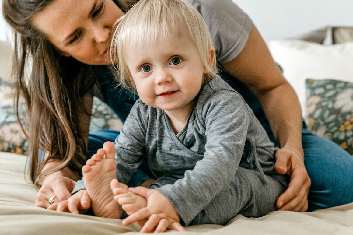 ”Fortfarande kan jag känna en kniv i hjärtat när jag hör om andra som blivit gravida. Det lever kvar i mig som ett ärr.” Sandra och Lykke sitter i sängen.