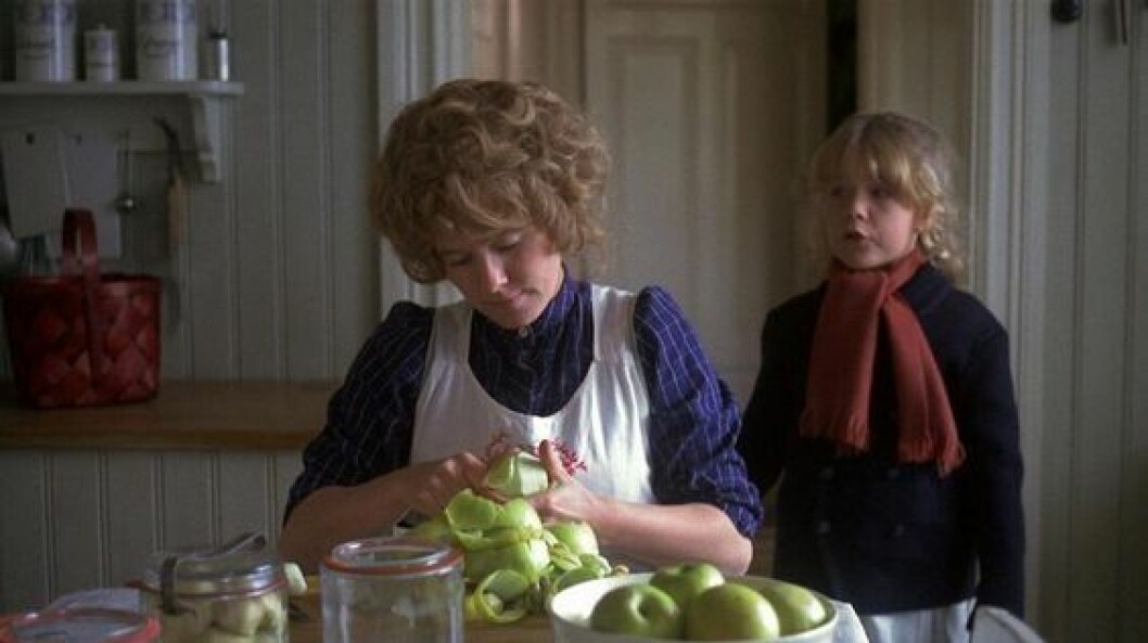 Madicken och Alma i köket hemma hos Madicken