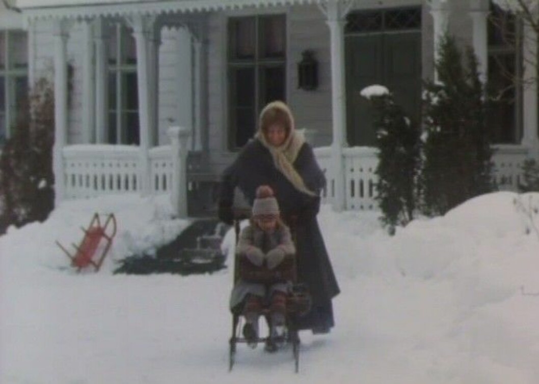 Alva och Lisabet åker spark i snön