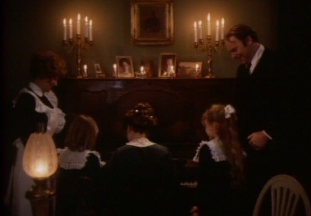 Familjen Engström sjunger runt pianot
