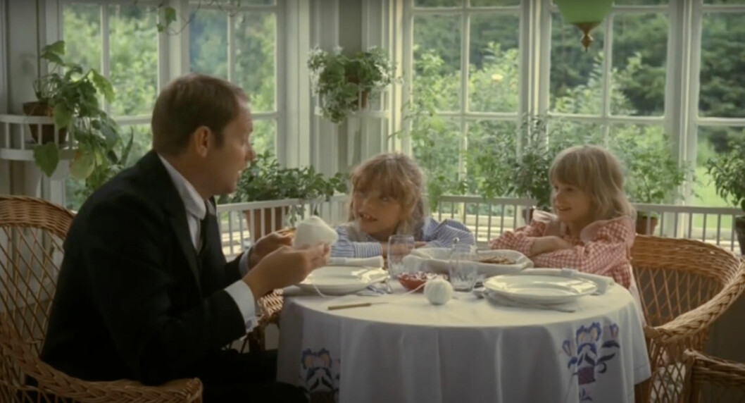 Madicken och Lisabet äter med sin pappa