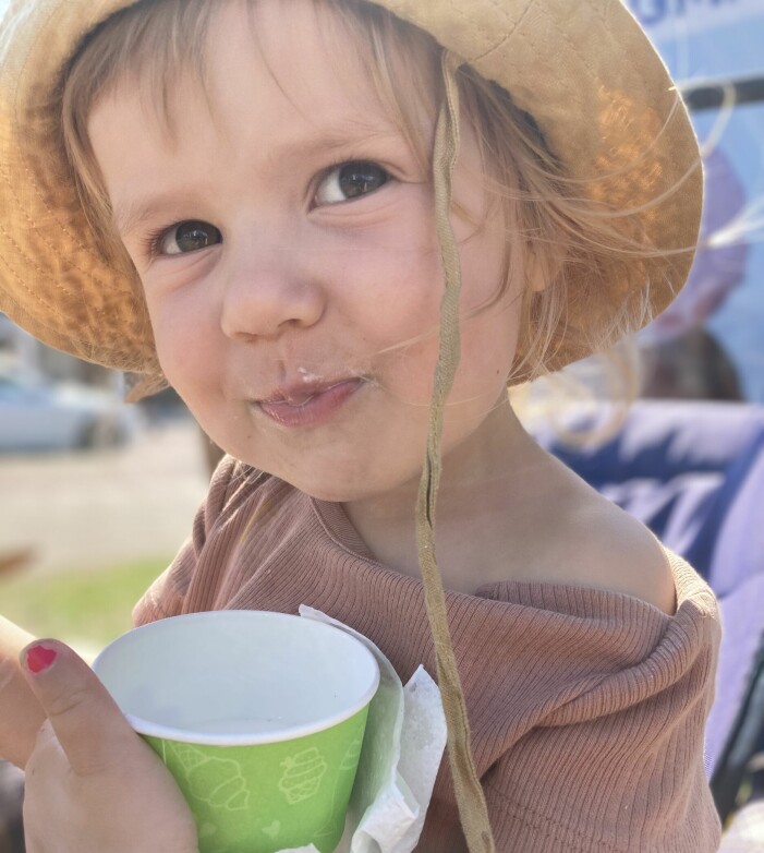 Glasspaus i solen för Maj. Foto: Privat