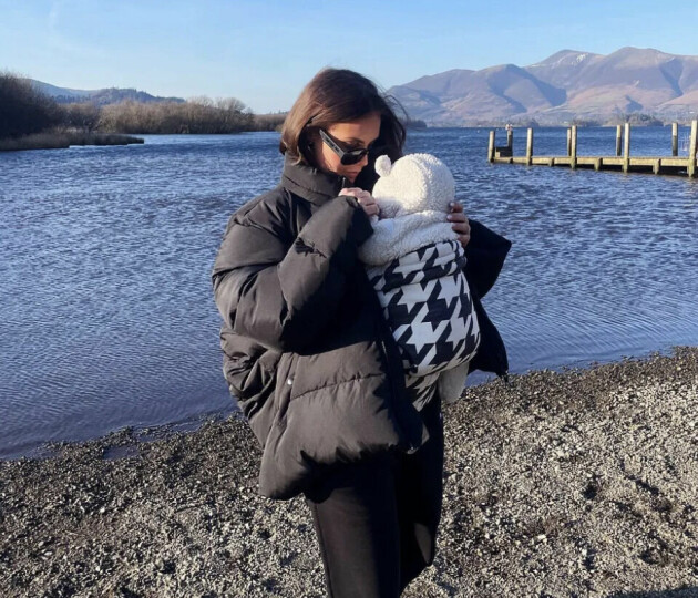 Maja trivs med att vara mamma – och drömmer om flera barn. Foto: Privat Maja med bebisen Frances i famnen