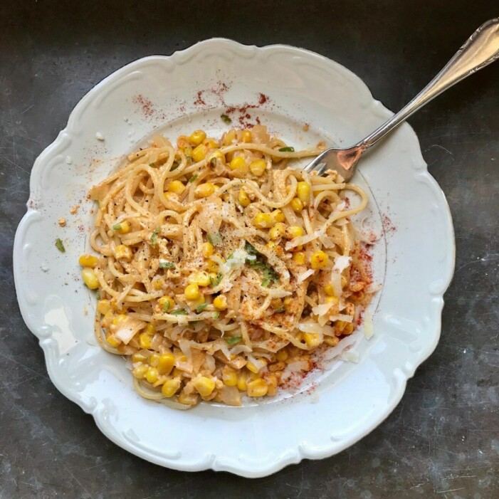 Tycker barnen att det är för kladdigt? Servera sås och pasta för sig. Foto: Portionen under tian majscarbonara