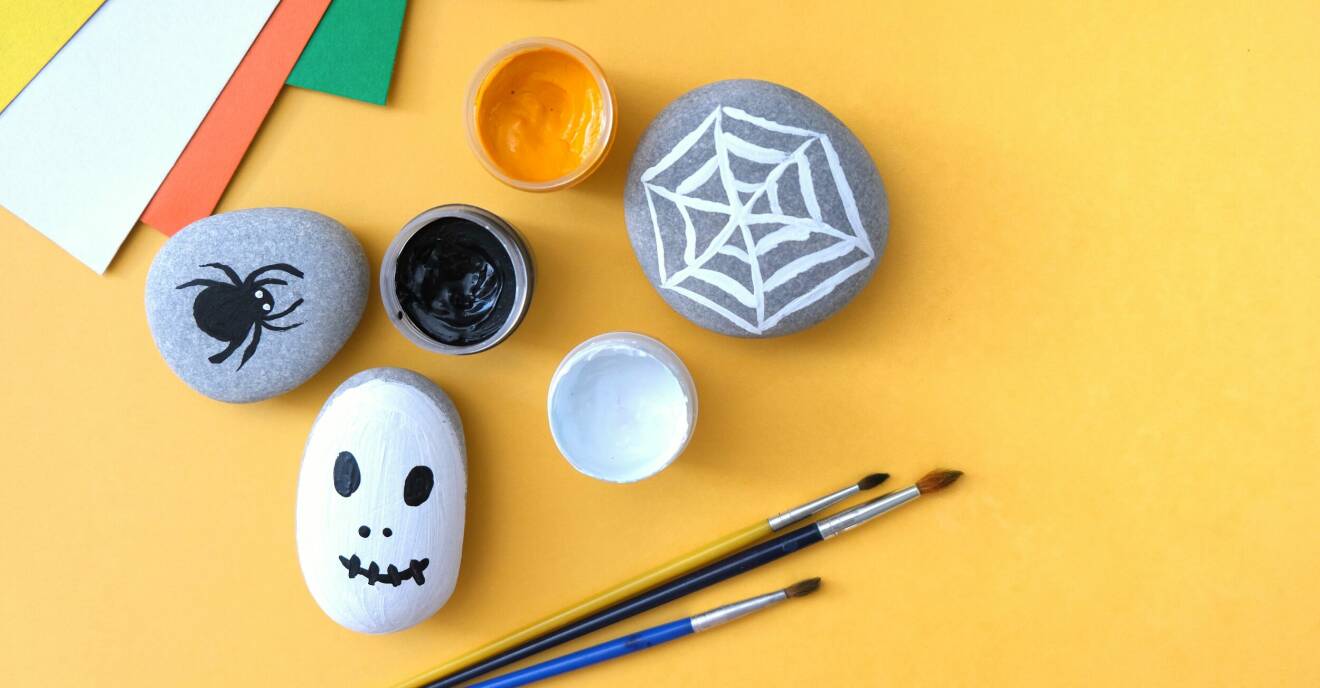 målade stenar med spindel och spöke motiv