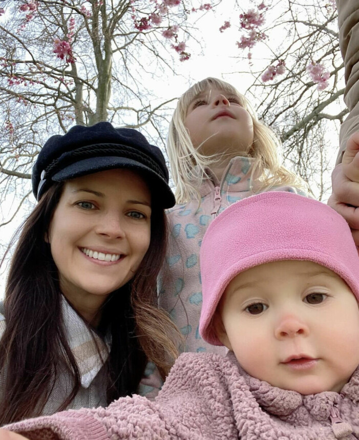 Att vara mamma är roligt, men också svårt, tycker Malin. malin olsson och döttrarna hedda och blanka