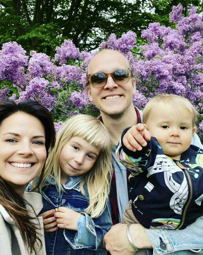 Malin hänger gärna utomhus med sin familj. malin olsson med familj