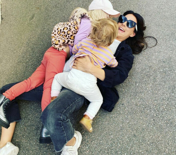 Malin är en lekmamma som gärna busar med sina döttrar. malin olsson leker med dottern hedda och blanka