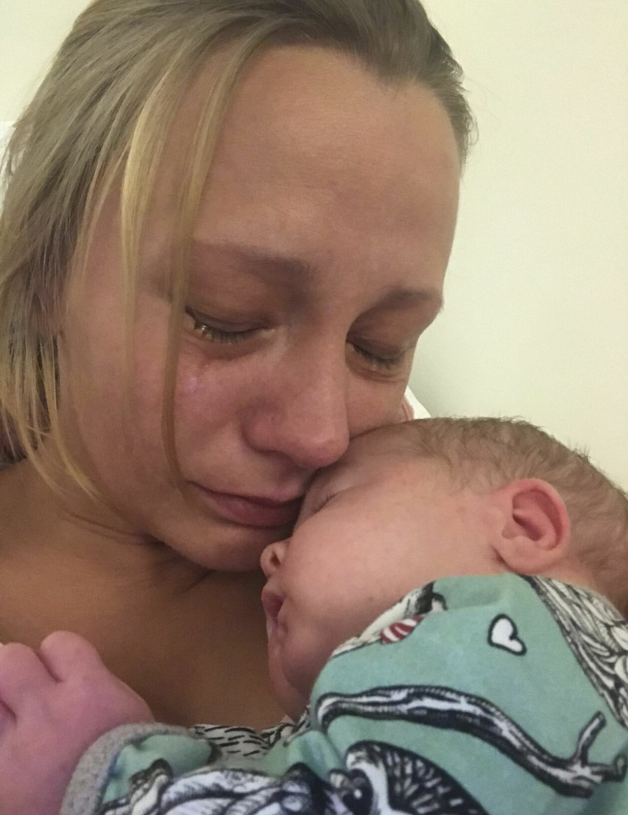 Malins misstankar om att något inte stod rätt till med Elton stämde, han hade fått en svår hjärnskada. Malin håller Elton nära sitt ansikte och gråter stilla.