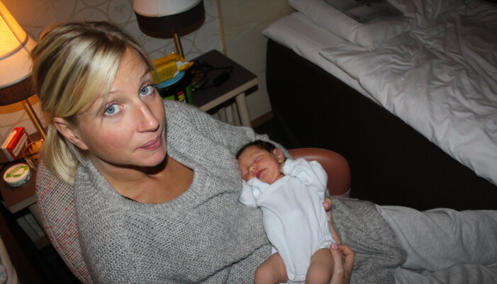 När Tippi var några dagar fick familjen flytta till BB-hotellet. Sjukhusmiljön var jobbig för Malin eftersom den påminde om hennes pappas bortgång. Malin med nyfödd Tippi