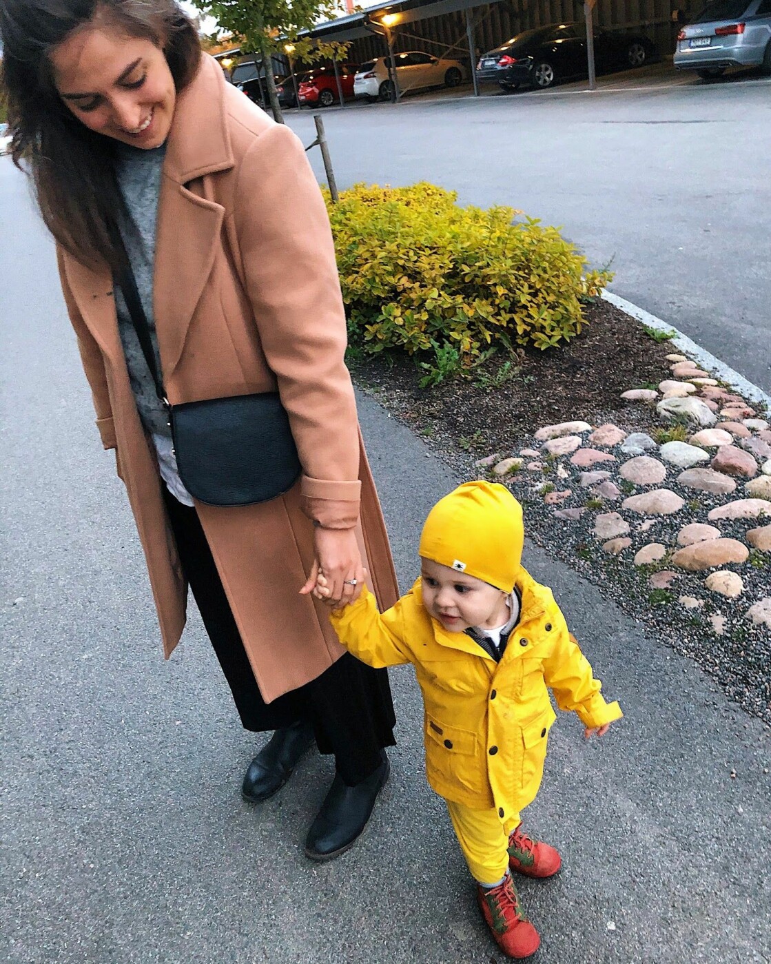 Mamma Alexandra och sonen Henry håller hand.