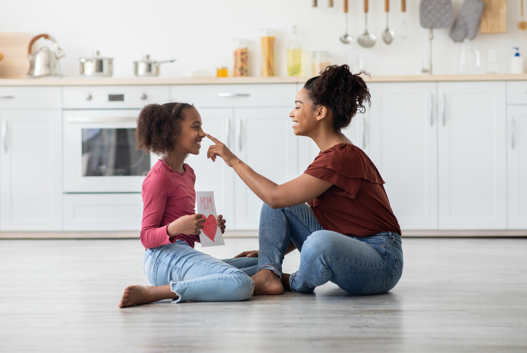Har ditt skolbarn eller tweenie klarat en ny uppgift där hemma eller gjort en riktigt fin gest för någon annan? Gör det till ett tillfälle för ditt barn att skina! mamma med dotter i köket