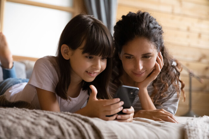 Tips! Låt barnen vara med när du kollar av de digitala second hand-affärerna. På det sättet lär de sig att man inte behöver köpa nytt varje gång. mamma och dotter kollar mobil