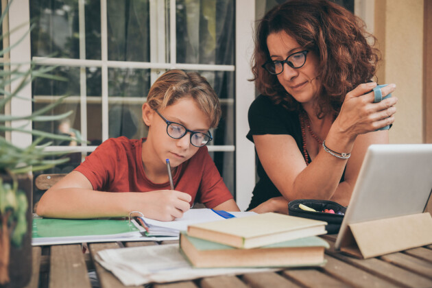 Dela upp uppgifterna. Den som läser läxor med barnen kanske inte behöver stå för middagen? mamma och son lagar läxor