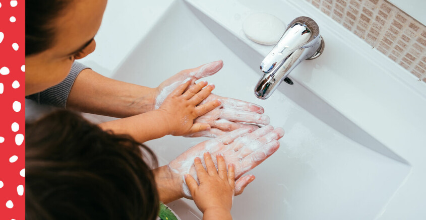 mamma och barn tvättar händernaSSS