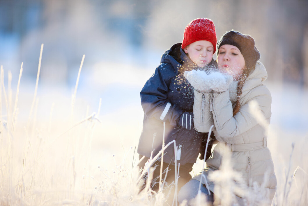 Slutet av jullovet brukar erbjuda lite extra lugn och sänkta axlar – mysigt! mamma och barn på jullovet