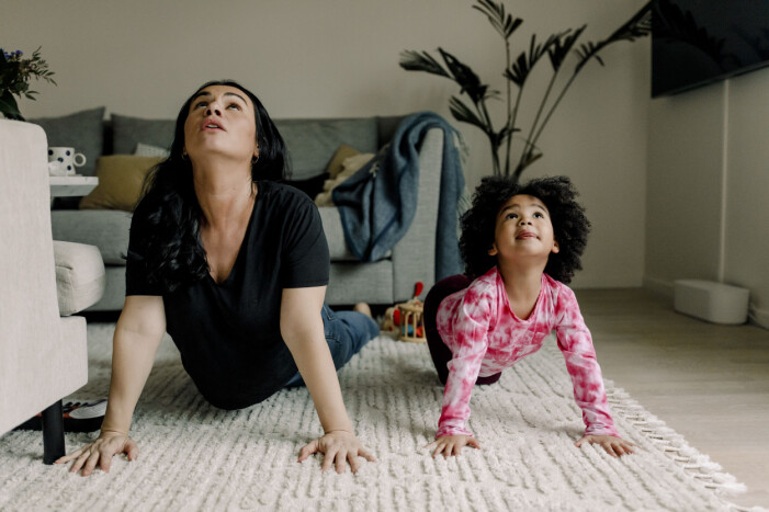 ”När du är med barnet, var där till 100 procent. Låt barnet få känna att hen äger dig”, tipsar Micke. mamma gör yogaövning med sin dotter