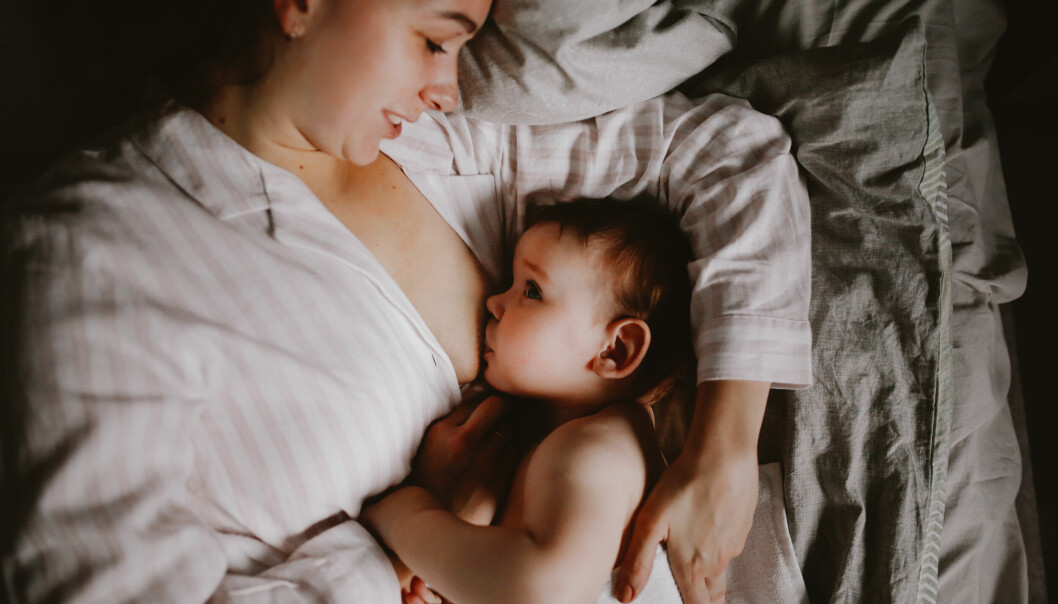 Iris, Liv, Otis och Olle finns också med på listan med namn som ökar snabbt i popularitet just nu. mamma som ammar