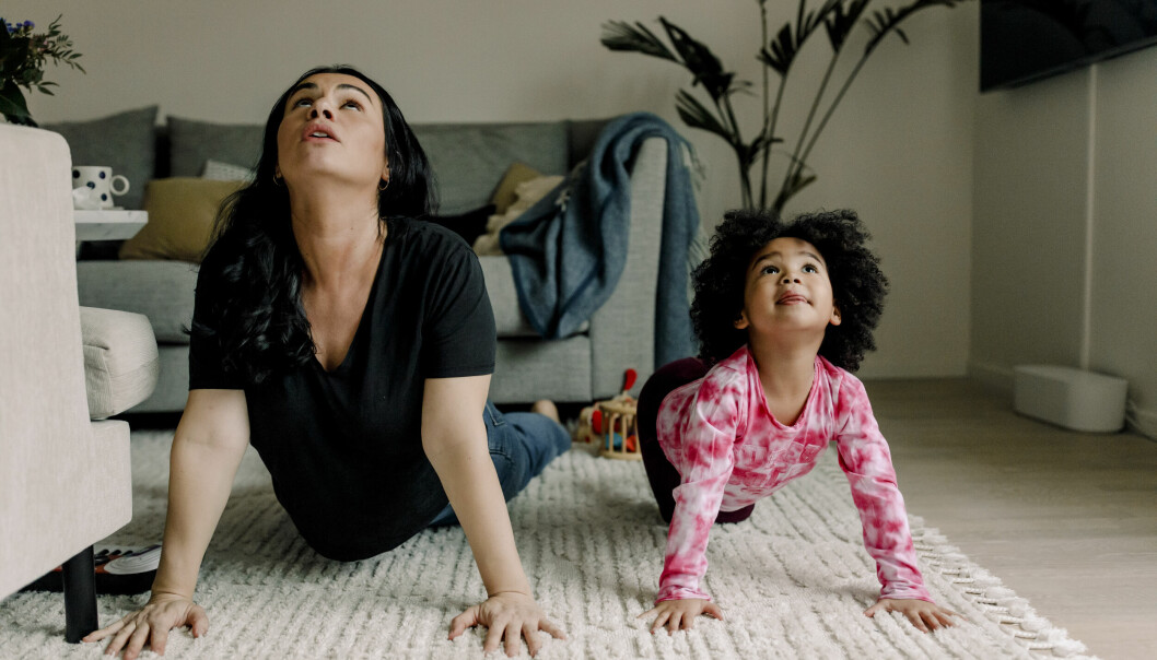 Varför inte köra lite yoga tillsammans? Foto: TT mamma och dotter yogar