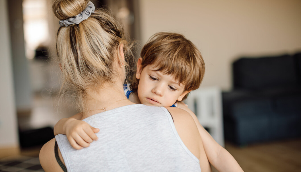 Att ett barn har en stark vilja är en utmaning för många, men då får man försöka komma ihåg att det är viktigare att vara en förebild – än att bara försöka tillrättavisa. mamma kramar barn