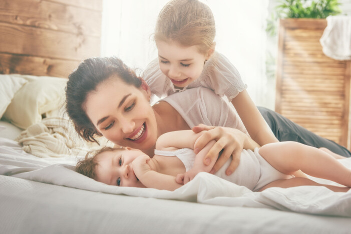 Eve, Ada eller Arora. Det är något alldeles extra med palindrom-namn. mamma busar med sina två barn i sängen
