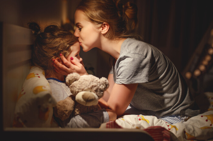 Det är ofta under nattningen som man får höra många olika ursäkter. mamma nattar sin dotter