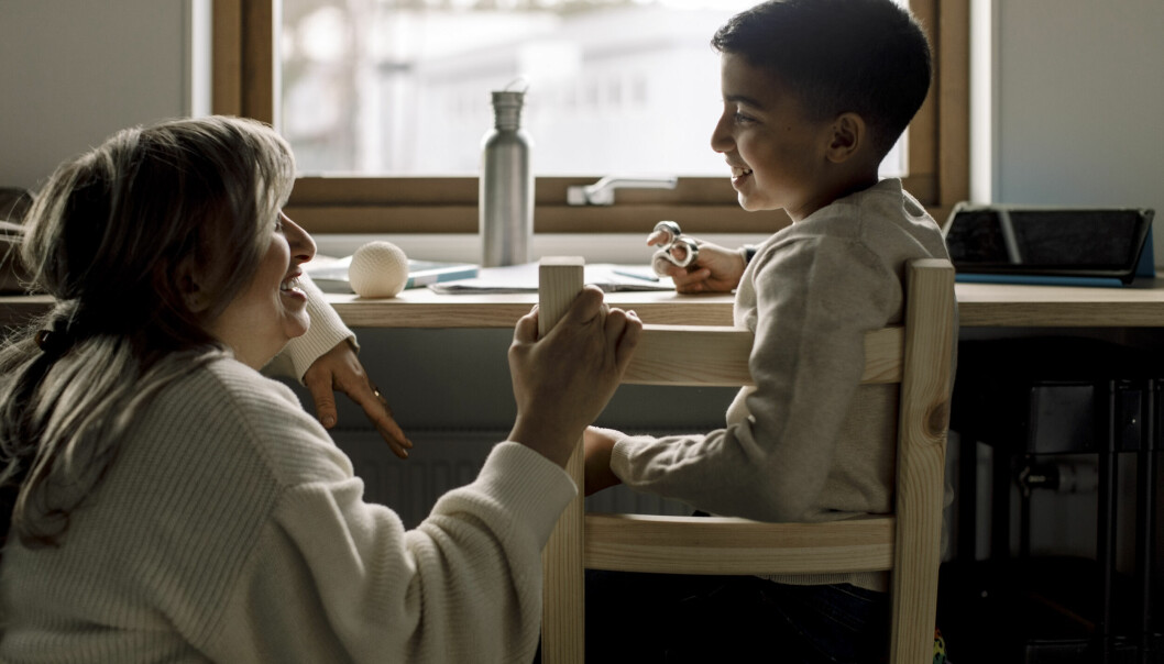 Mammaskam får oss att bli osäkra i vår föräldraroll och för hård kritik och självkritik kan göra att föräldraskapet bli något obehagligt och skrämmande i oss. mamma med pojke vid bord