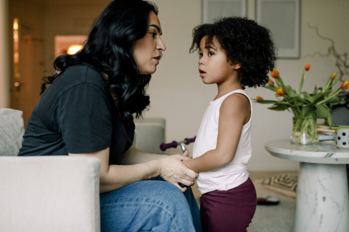 ”Älskling, vad otroligt modig du var som tog sprutan imorse.” mamma pratar med barn