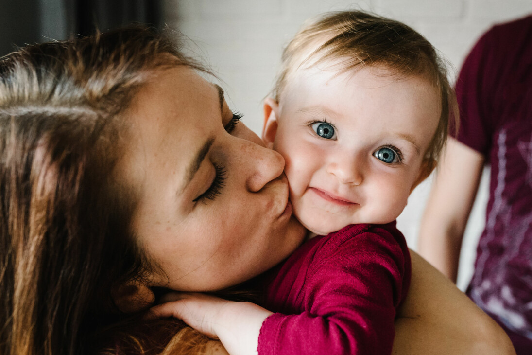 Kanske Siv, Kerstin eller Ulla kan vara 30-talsnamn att inspireras av? mamma pussar sin dotter