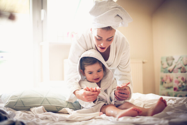 Tips! Ånga från badet är toppen mot täppta, små näsor. mamma smörjer in barnet med kräm