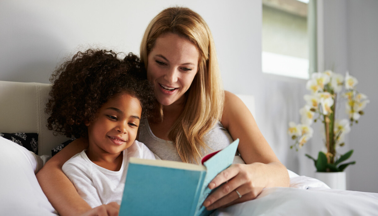 Det är naturligt att barn har svårare och lättare sömperioder, kan du acceptera det blir det lättare. Foto: TT mamma som nattar barn med att läsa bok