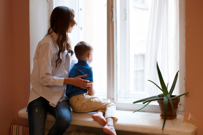 Tips! Försök ändra ditt sätt att säga till ditt barn. Istället för: ”Kan du sluta prata så högt” kan du säga ”wow, vad du är pratsam idag”. mamma pojke kollar ut genom fönster