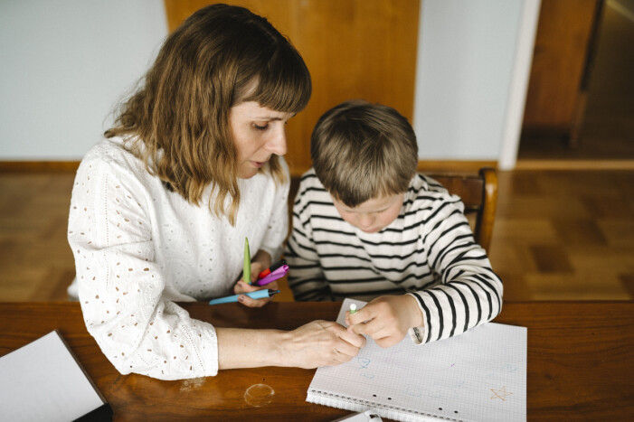 Att som förälder investera och förstå sig själv är bland det finaste man kan göra mot sitt barn, menar Micke. mamma ritar med sin son