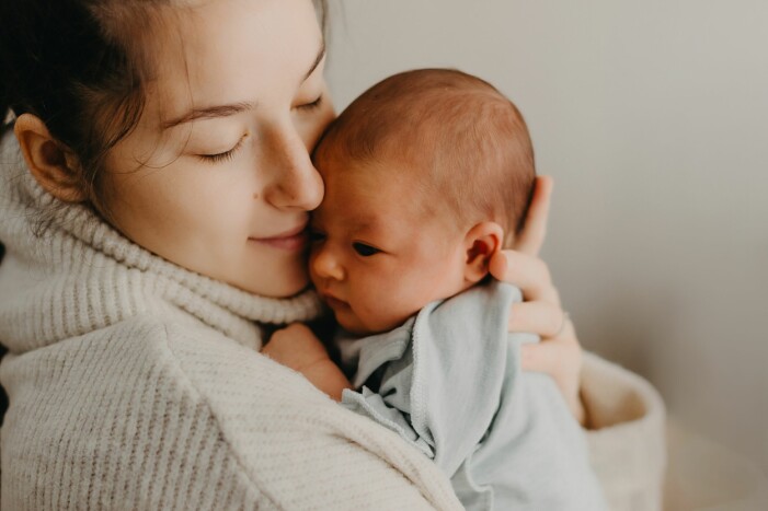 Det sägs att man som föräldrar känner sitt barn bäst, men när hen gråter kan nog de flesta vuxna förstå vad det handlar om. mamma kramar sin nyfödda bebis