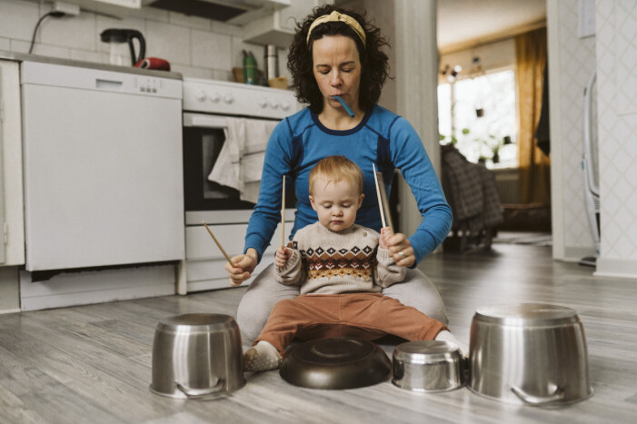 Att barnet får uppleva att föräldern visar intresse och tar av sin tid för att umgås är värdefullt för relationen. mamma leker med sin dotter