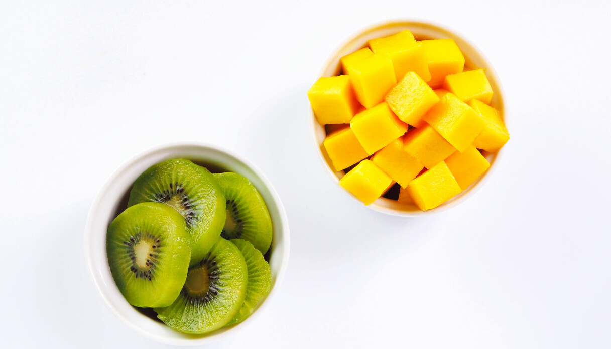Tänk utanför boxen – kanske är en liten skål med halvtinad mango läskande för ditt barn? mango och kiwi i skålar
