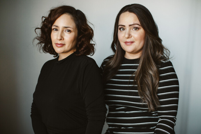 Maria Borda och Türkan Karaman önskar att boken även ska kunna bidra till att bygga broar mellan föräldrar som gjort på olika sätt med sina barn. Foto: Kajsa Göransson/Norstedts Maria Borda och Türkan Karaman.