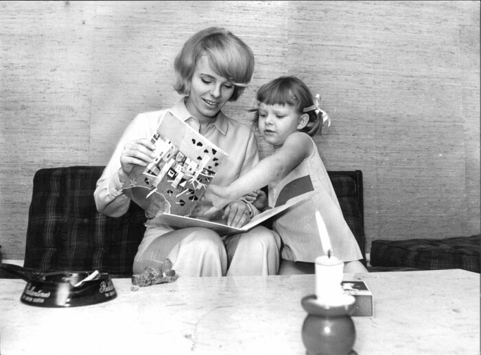 Marie Göranzon läser för dottern Lolo Amble, år 1967. Foto: Aftonbladet/TT marie göranzon och dottern lolo läser bok