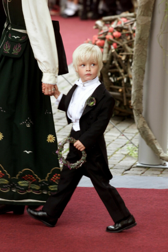 Marius 4 år gammal, under Mette-Marit och Haakons bröllop. Marius Borg Høiby som barn