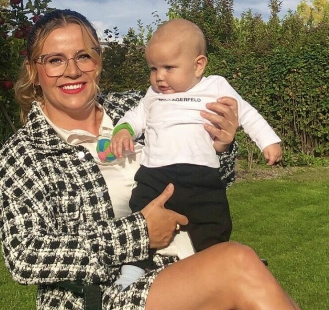 Marta med sonen Henry. Marta med sonen Henry.