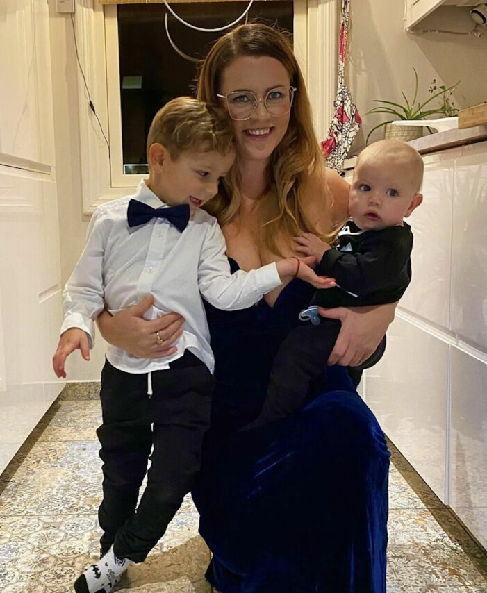 När Frank ritar sina familjeporträtt målar han mig och Henry, och ibland lägger han till sina morföräldrar”, berättar Marta. Marta med sönerna Frank och Henry