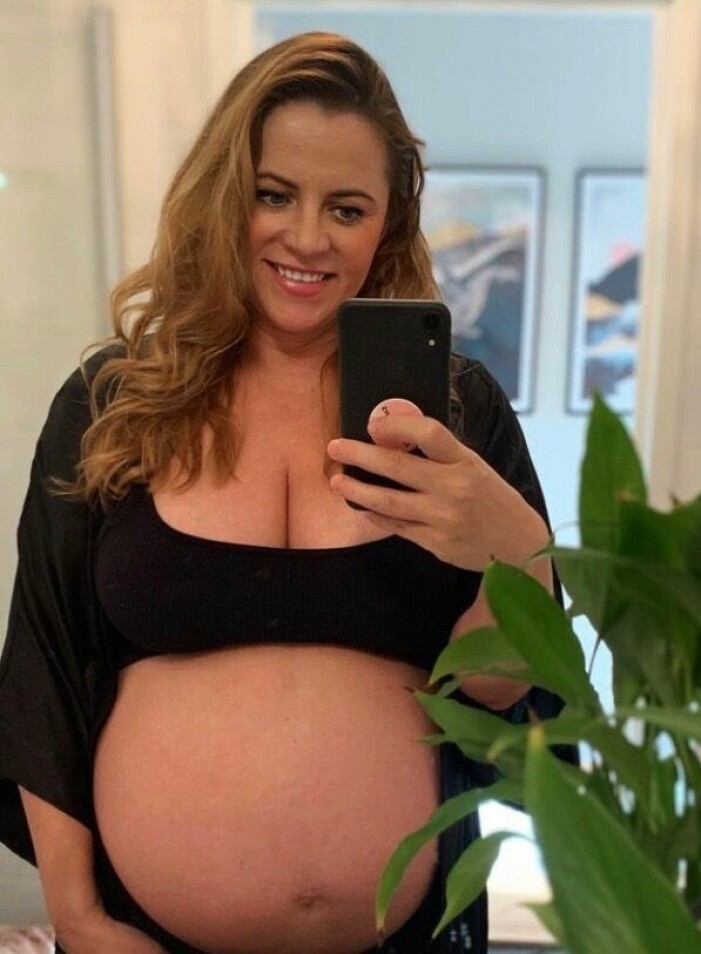 Till slut blev Marta äntligen gravid. Marta med gravidmagen