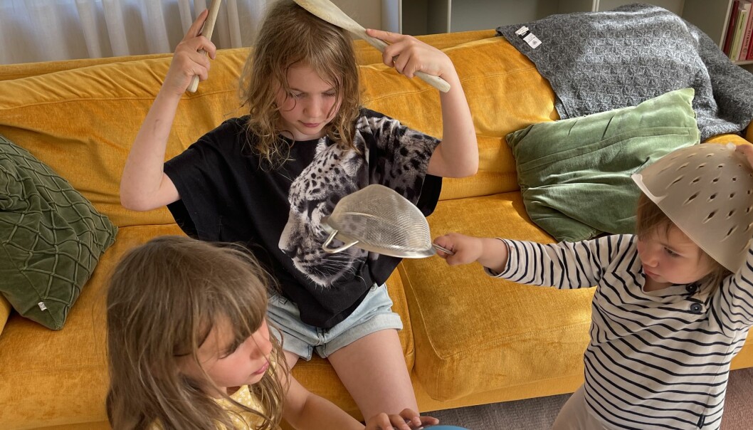 Ibland leker syskonen Märta, Maja och Nou tillsammans. barnen leker