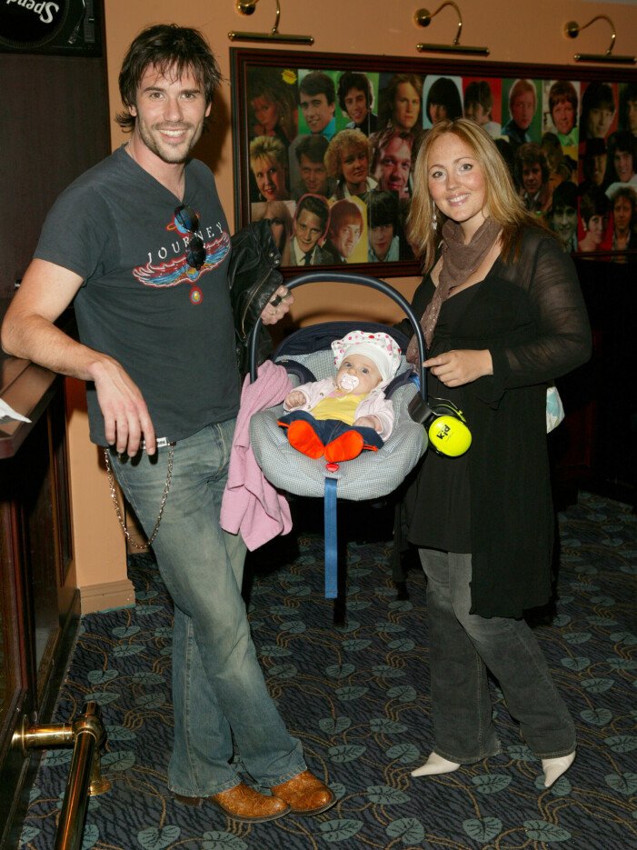 Martin Stenmarck och Hanna Hedlund med dottern Ida i babyskydd. martin stenmarck och hanna hedlund