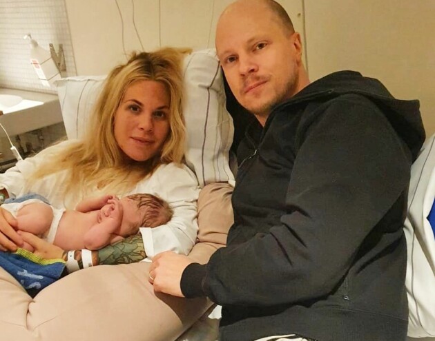 Maxine, Emil och en alldeles nyfödd liten dotter. "Men när hon kom ut, så på en sekund kändes allt så självklart. Nu är jag pappa!" säger Emil. maxine, emil och nyfödd dotter på bb