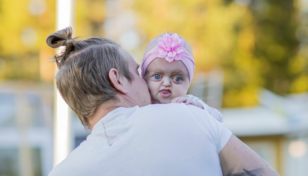 En sak är säker – Maylie kommer alltid att få mycket kärlek i sitt liv. Maylie Collin har Crouzons syndrom. Här blir hon buren av pappa Jesper.
