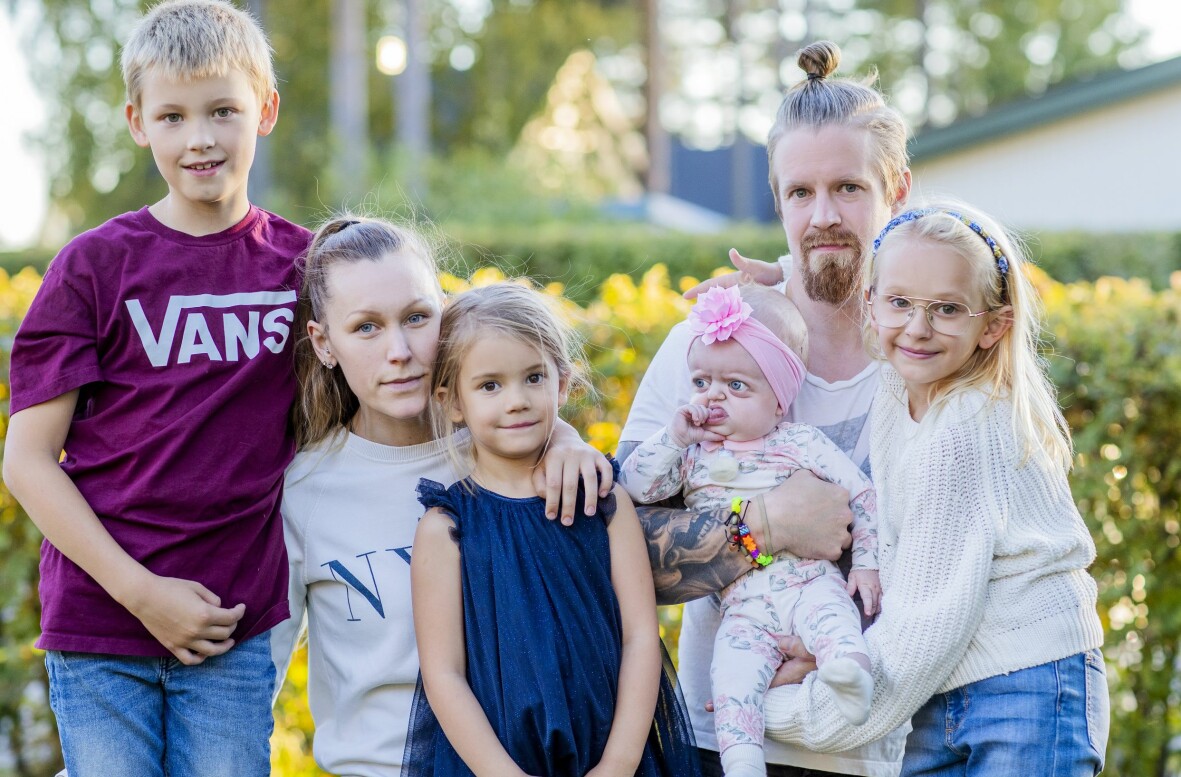 Lilla Maylie, drygt ett år gammal, med mamma Ida, pappa Jesper och halvsyskonen Elliott, Novalie och Nelia. Maylie Collin har Crouzons syndrom. Här med mamma Ida, pappa Jesper och halvsyskonen Elliott, Novalie och Nelia.