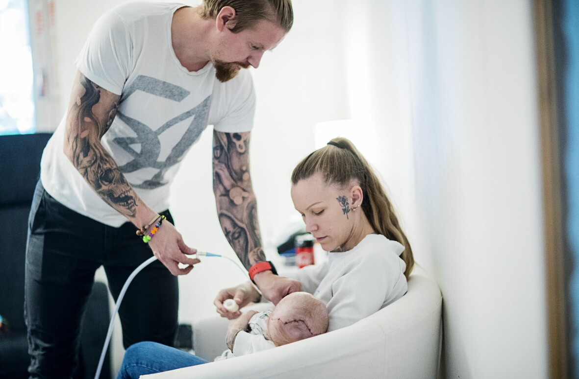 Att ha en ”track” kräver övervakning dygnets alla timmar och man måste vara två som hjälps åt för att göra rent den. Maylie Collin har Crouzons syndrom. Hon har trakeotomi som behöver rensas på slem för att hon inte ska kvävas.