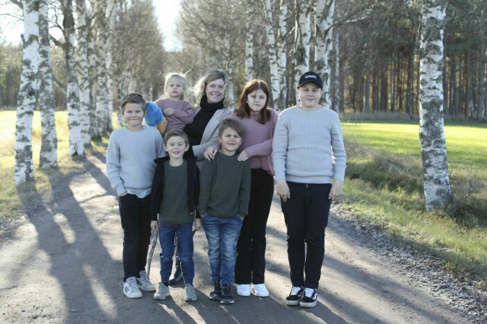 Emma idag med alla sex barn. Foto: Frida Funemyr. Emma med alla sex barn idag